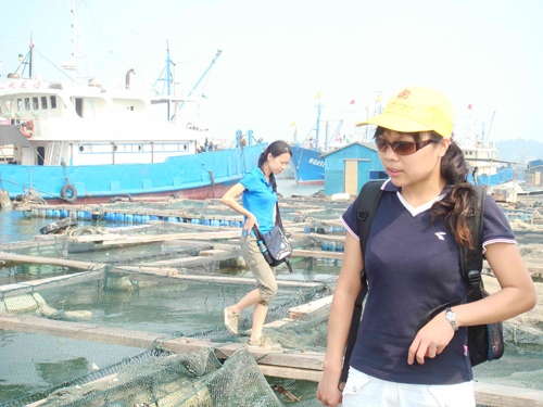 團員參觀(guān)海上漁排