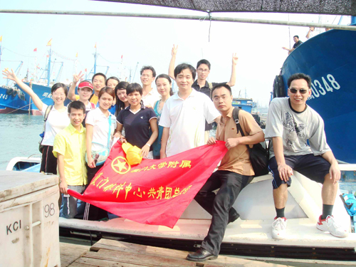 團員參觀(guān)海上漁排