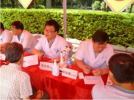 侯家敏教授和李文亮醫師在回答群眾問(wèn)題