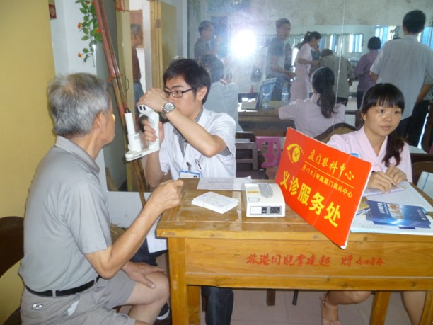 眼科中心王燊博士正在為南安詩(shī)山鎮村民詳細檢查眼疾