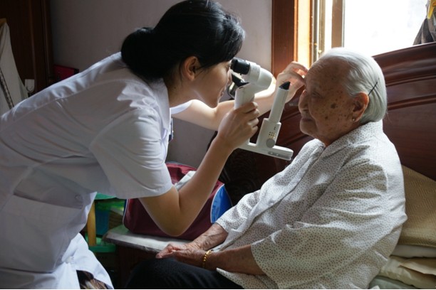 廈門(mén)眼科中心黃婉榮博士正在為百歲老人檢查眼疾