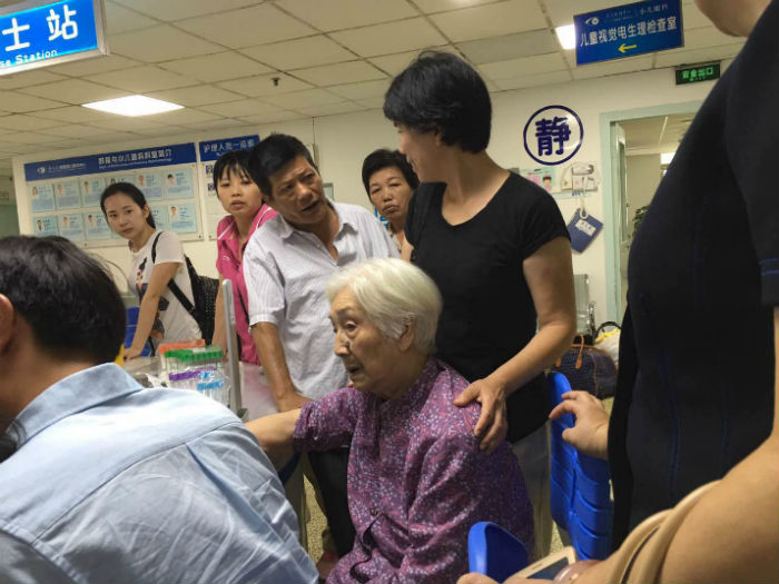 百歲老人到廈門(mén)眼科中心做白內障手術(shù)